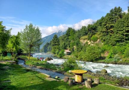 Amritsar to Kashmir Complete Tour: Srinagar, Gulmarg & Pahalgam
